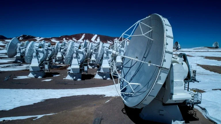 Maior radiotelescópio começa no Chile reabertura gradual após fechamento por pandemia