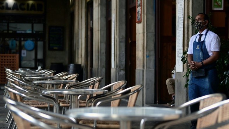 Governo da Espanha estudará toque de recolher para conter Covid-19