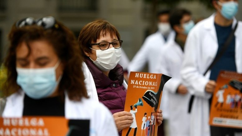 Médicos da saúde pública da Espanha fazem greve em plena pandemia