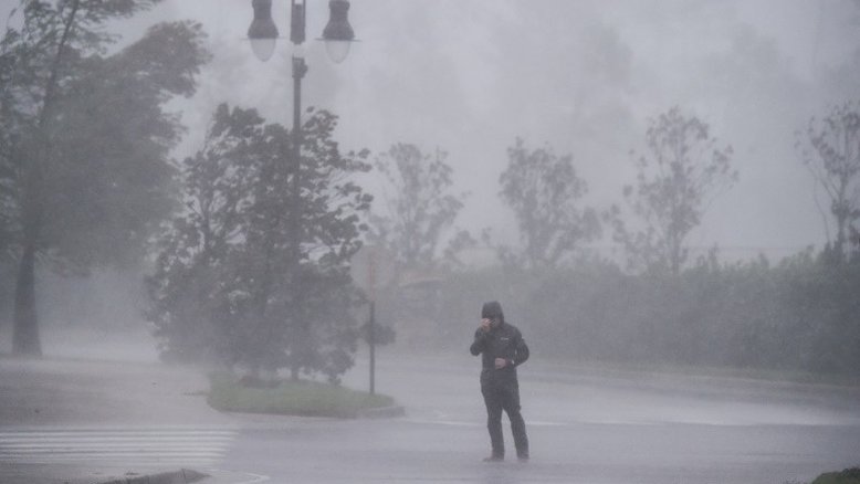 Zeta é rebaixado a tempestade tropical após tocar terra no Caribe mexicano