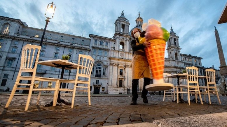 Franceses se preparam para novas medidas contra covid-19, e italianos protestam