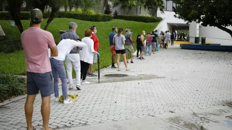 Começa votação antecipada na Flórida, onde Biden e Trump travam disputa acirrada