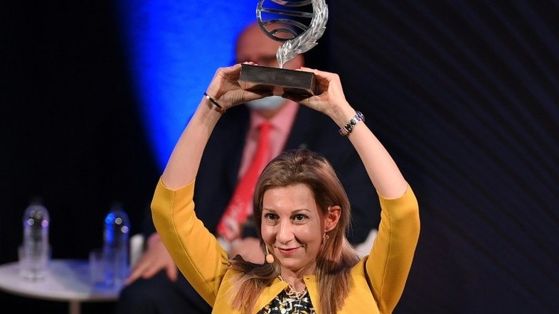 Prêmio Planeta consagra a autora espanhola Eva García Sáenz de Urturi