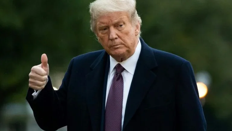 A pandemia que encurrala Trump no final de seu mandato