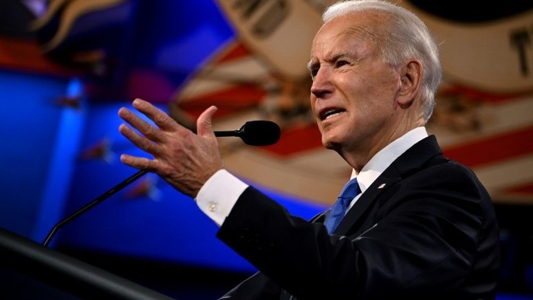 Biden admite que pretende se afastar da indústria do petróleo