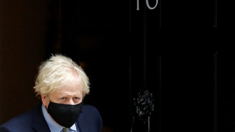 Mais da metade da população inglesa vive sob restrições por covid-19