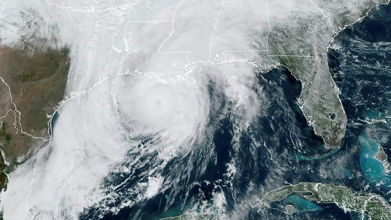 Furacão Zeta toca o solo na costa da Louisiana, nos EUA