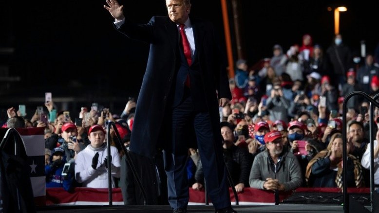 Trump percorre EUA e Obama entra na campanha para apoiar Biden