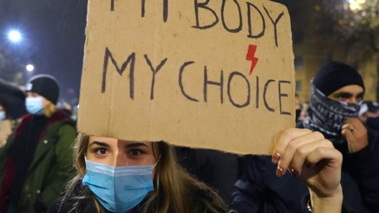 Manifestantes bloqueiam cidades contra proibição do aborto na Polônia