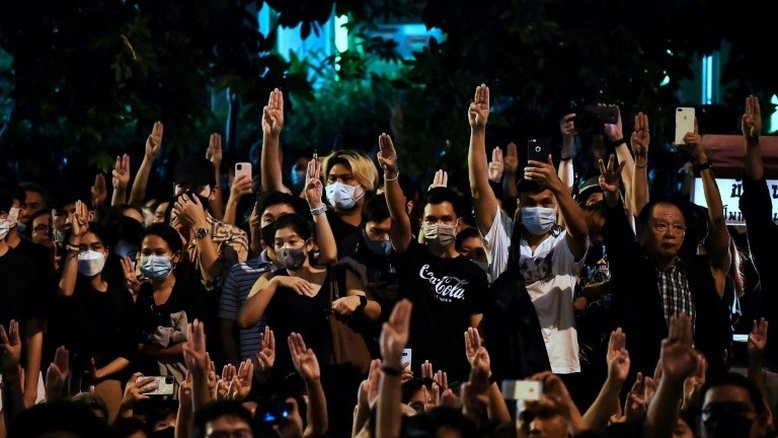 Protestos na Tailândia pedem renúncia do premiê e desafiam monarquia