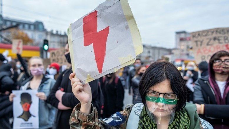 Mulheres protestam na Polônia contra proibição do aborto