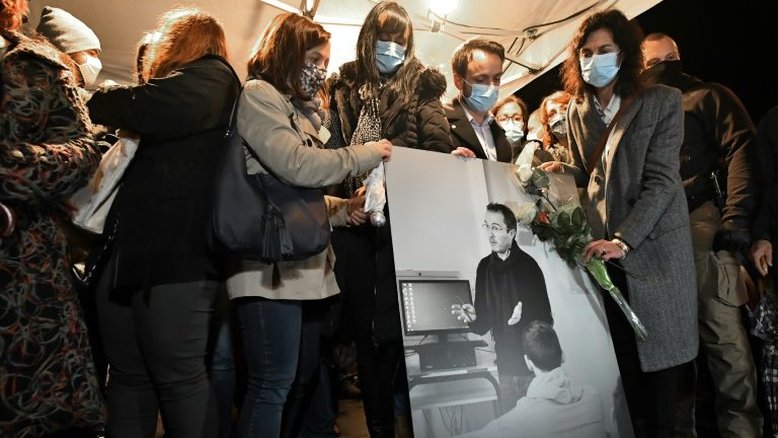 França presta homenagem nacional a professor decapitado na semana passada