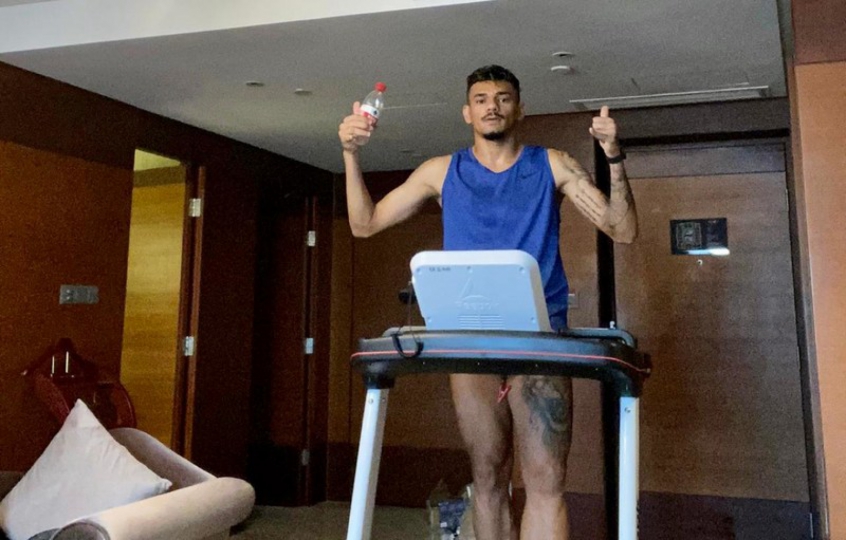 Na China, Tiquinho Soares cumpre isolamento obrigatório e mantém a forma física em quarto de hotel