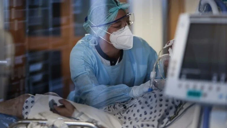 Na Bélgica, médicos trabalham mesmo infectados com covid-19