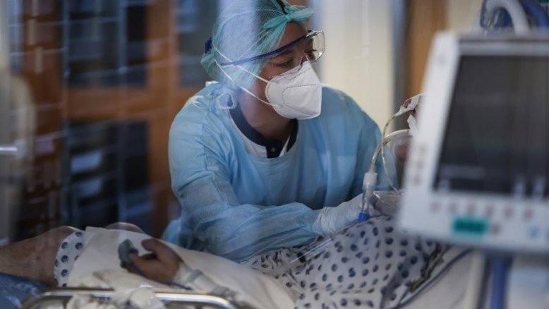 Na Bélgica, médicos trabalham mesmo infectados com covid-19