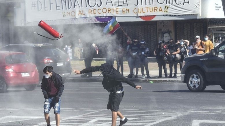 Santiago tem nova tarde de protestos e distúrbios