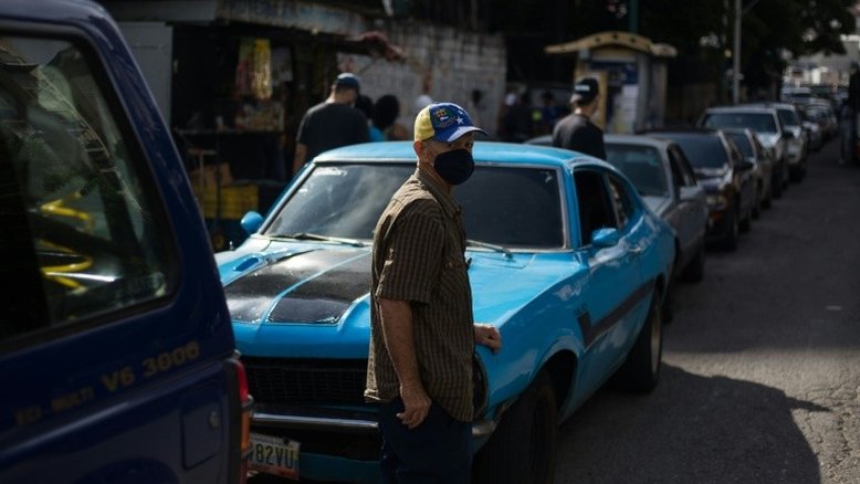 Venezuela vende gasolina por número de placa entre filas e protestos