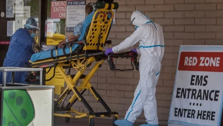 EUA tem quase 300 mil mortes a mais do que o habitual desde a pandemia