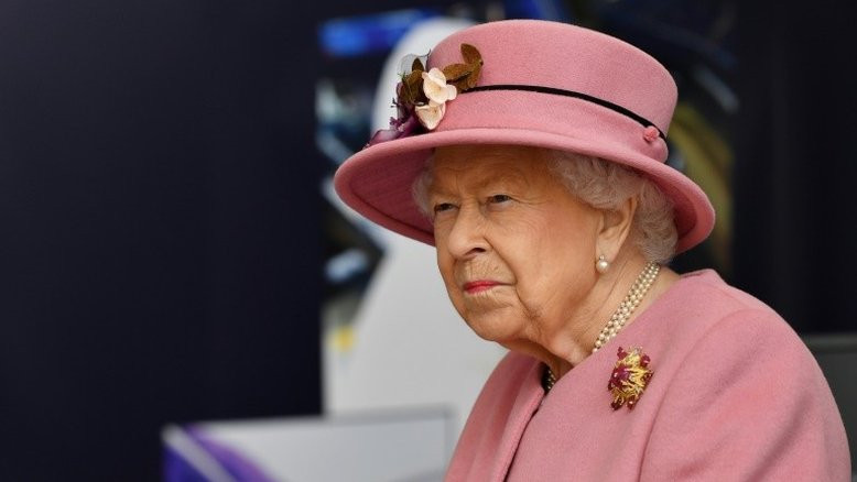 Após meses em casa, rainha Elizabeth II visita laboratório militar