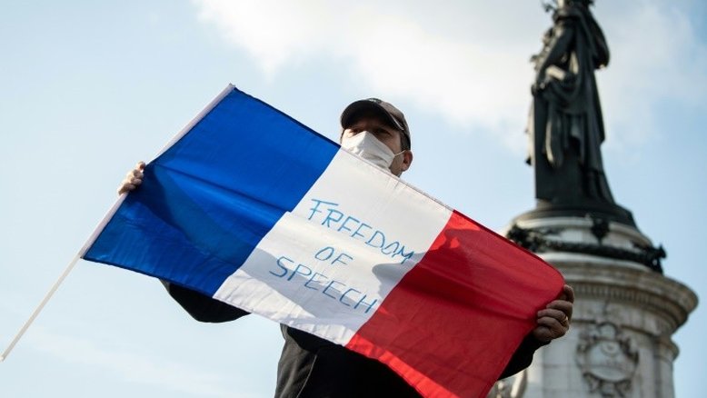 Países árabes boicotam produtos franceses por declarações de Macron sobre charges de Maomé