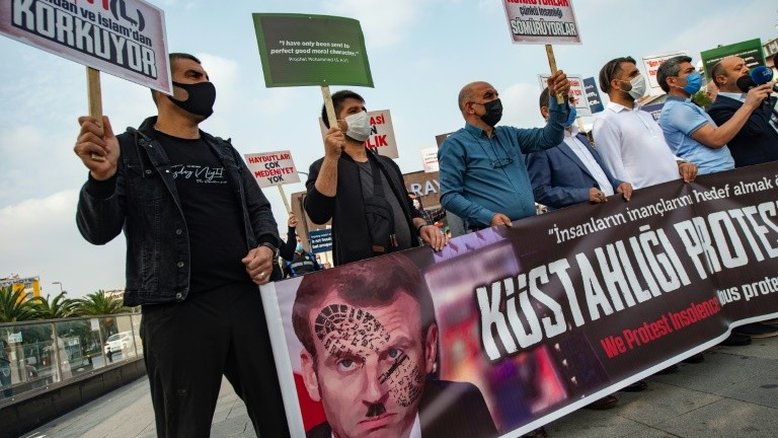 França pede prudência a seus cidadãos por protestos em países muçulmanos