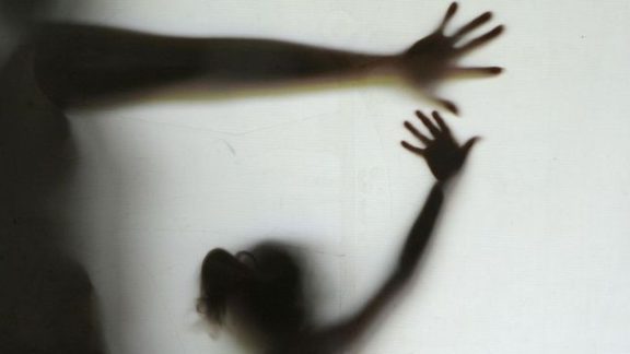 SC: Vizinho e mulher são presos por estuprar menina de 7 anos