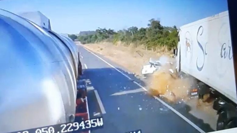 Vídeo: Casal morre após carro tentar ultrapassagem e bater de frente contra caminhão