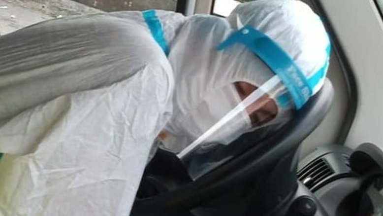 Foto de enfermeira que dormiu em ambulância viraliza na Itália