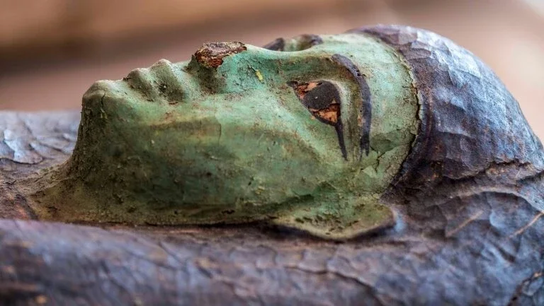 Descobertos no Egito sarcófagos enterrados há mais de 2.500 anos