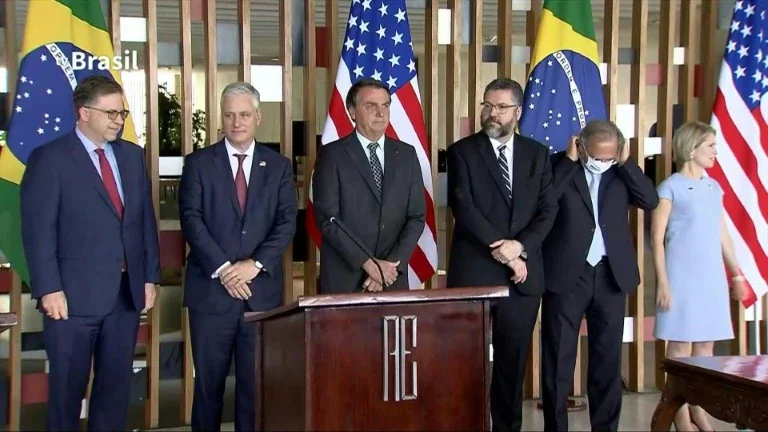 Bolsonaro pede que diplomatas levem verdade do Brasil ao exterior