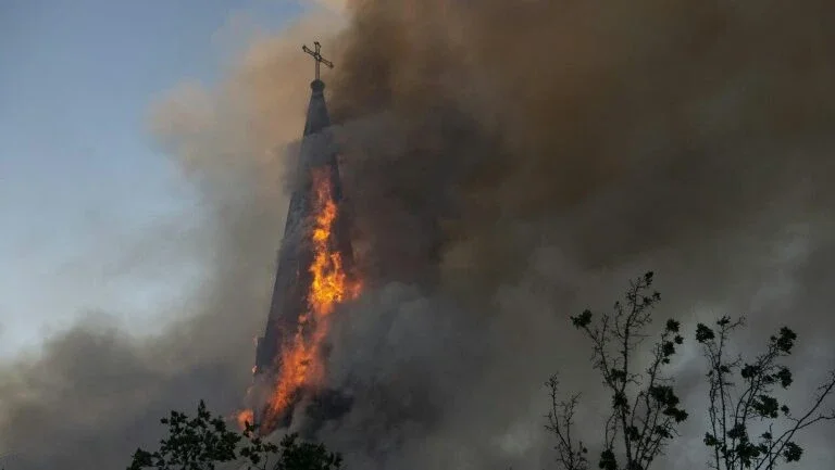 Manifestantes encapuzados incendeiam igreja durante protesto em Santiago