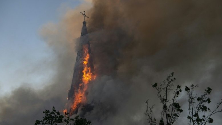 Manifestantes encapuzados incendeiam igreja durante protesto em Santiago