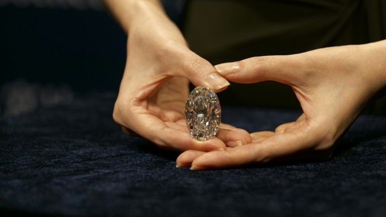 Diamante branco de 102 quilates é vendido por US$ 15,7 milhões em Hong Kong
