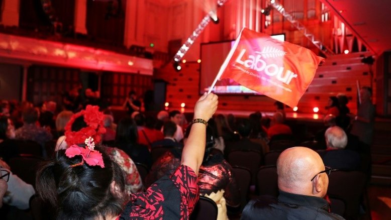 Partido Trabalhista, de Jacinda Ardern, vence com folga eleições na Nova Zelândia