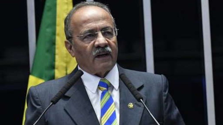 Senador flagrado com dinheiro na cueca pede licença por 90 dias