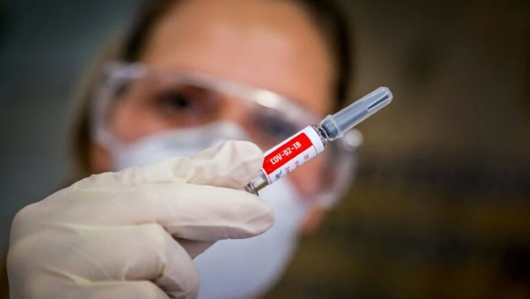Vacina contra o coronavírus, contaminada com a política no Brasil