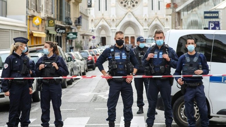França anuncia detenção de terceiro indivíduo após ataque com faca em Nice