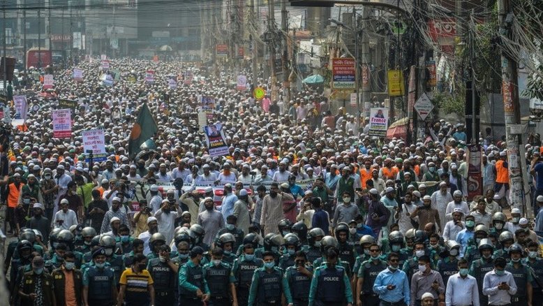 Após defender charges sobre Maomé, Macron é alvo de protesto em Bangladesh
