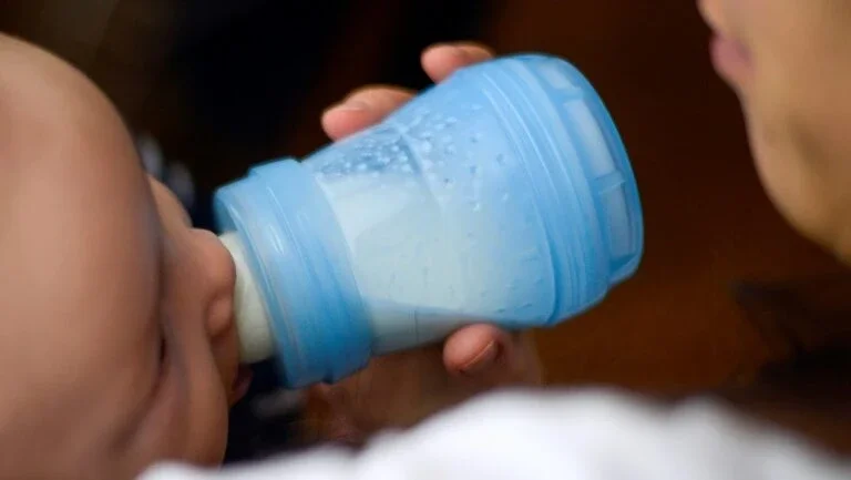 Mamadeira é uma grande fonte de ingestão de microplásticos, diz estudo