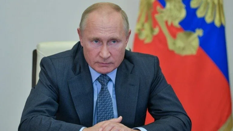 Putin diz que autorizou pessoalmente saída de opositor Navalni para a Alemanha