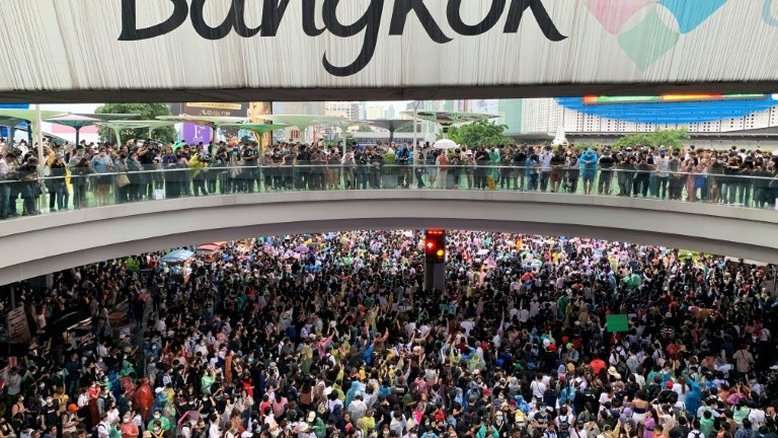 Milhares de manifestantes na Tailândia continuam a desafiar proibição a protestos