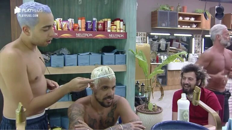 Lipe descolorindo o cabelo ao lado de Lucas Selfie e Cartolouco