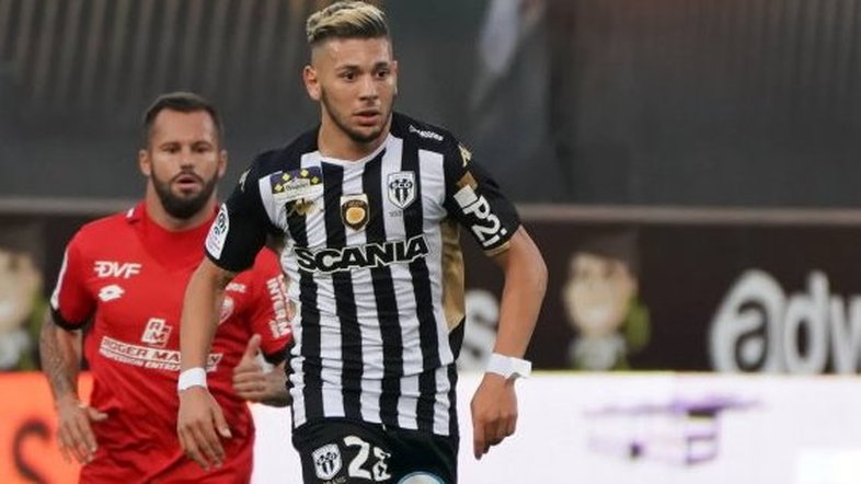 França: Jogador é condenado por se masturbar na frente de vizinhas