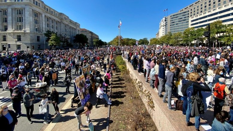 Milhares de mulheres saem às ruas para protestar contra Trump nos EUA
