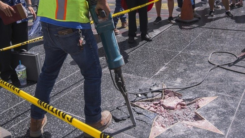Homem destrói estrela de Trump na Calçada da Fama mais uma vez