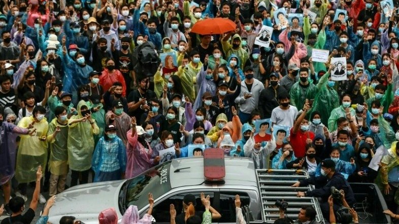 Ativistas pró-democracia voltam às ruas na Tailândia, apesar de proibição de passeatas