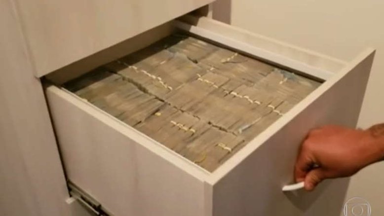 Polícia encontra R$ 8 milhões em dinheiro na casa de sócio de rede farmacêutica