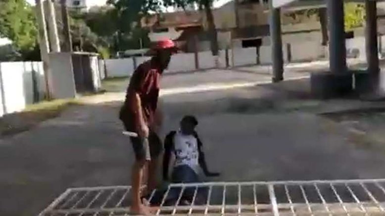 homem esfaqueia outro