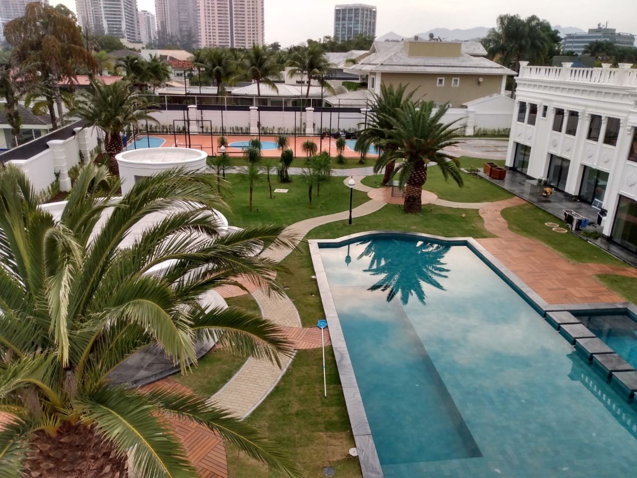Mansão da família Poncio conta com spa, heliponto e até "avenida"; veja fotos 20 Mansão da família Poncio conta com spa, heliponto e até "avenida"; veja fotos