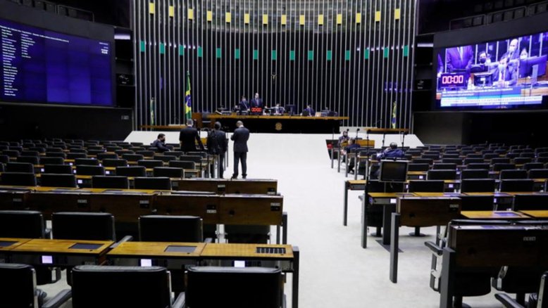Câmara adotou um sistema de votação remota, esvaziando o plenário físico, mas aumentando o quórum virtual